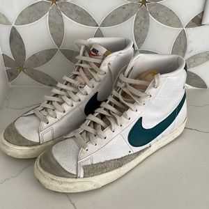 Nike blazers men’s size 10. White with green